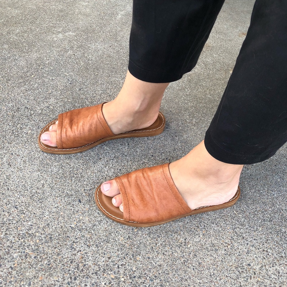 ❌ SOLD ❌ Brown Leather Slide Sandals - Picture 2 of 8